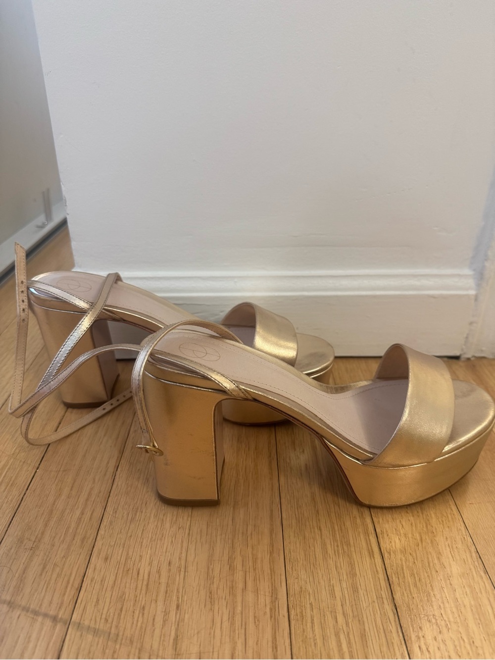 Porte & Paire Platform gold heels